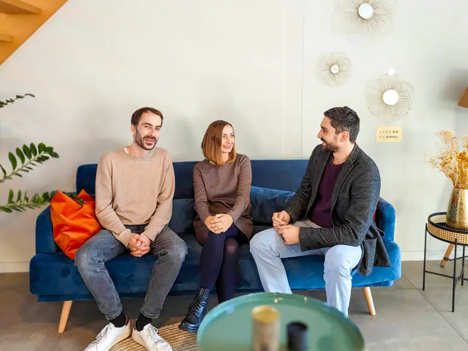 Moderner Hotelarbeitsraum mit integriertem Spa-, Fitness- und Erholungsbereich für Workation