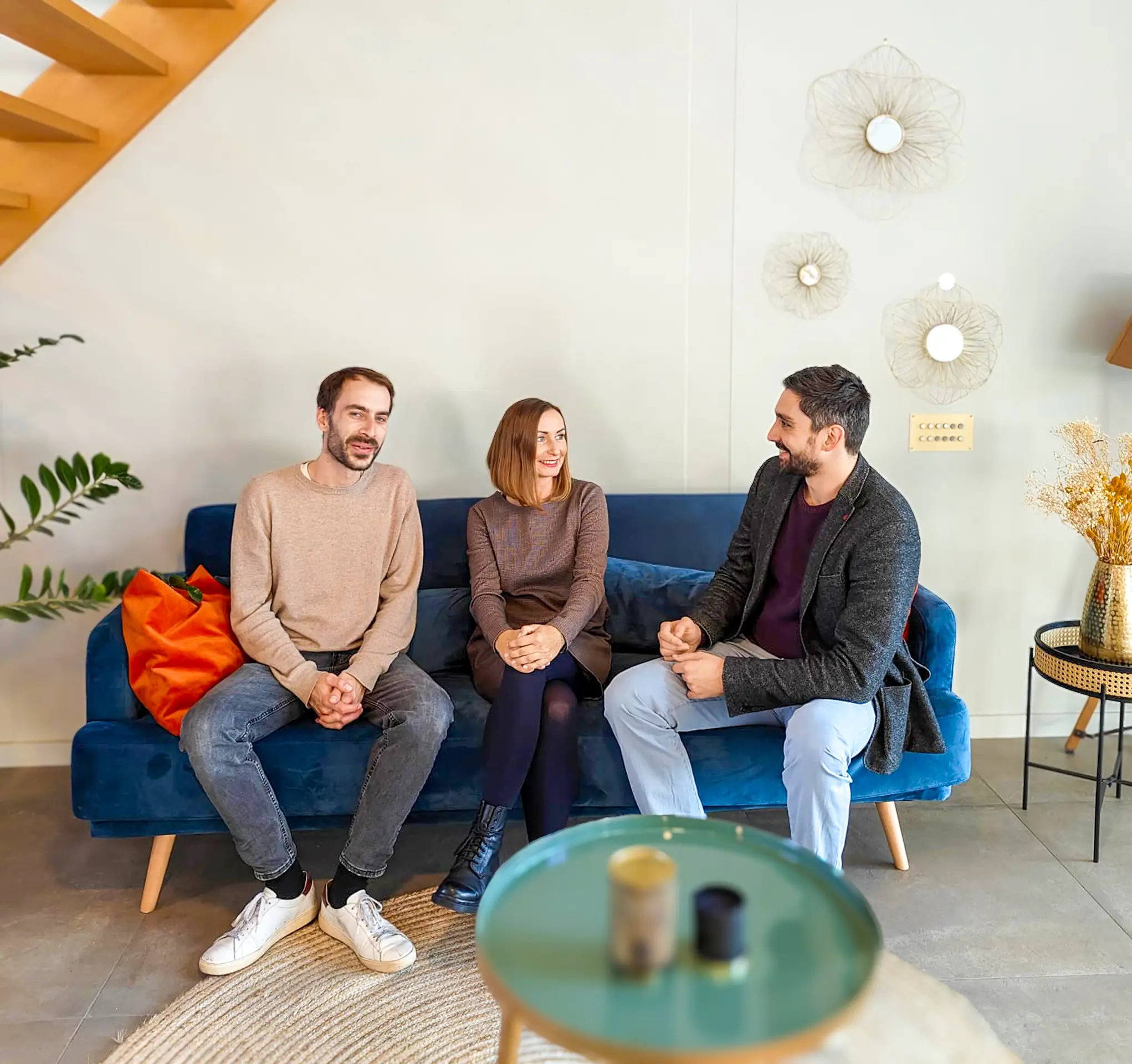 Moderner Hotelarbeitsraum mit integriertem Spa-, Fitness- und Erholungsbereich für Workation