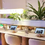 Moderne Spa-Umgebung mit digitaler Terminverwaltung und interaktiven Kundenlösungen, die den digitalen Wandel im Spa veranschaulicht.