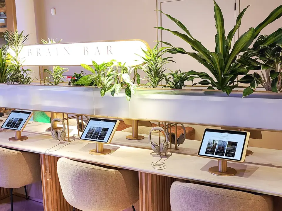 Moderne Spa-Umgebung mit digitaler Terminverwaltung und interaktiven Kundenlösungen, die den digitalen Wandel im Spa veranschaulicht.