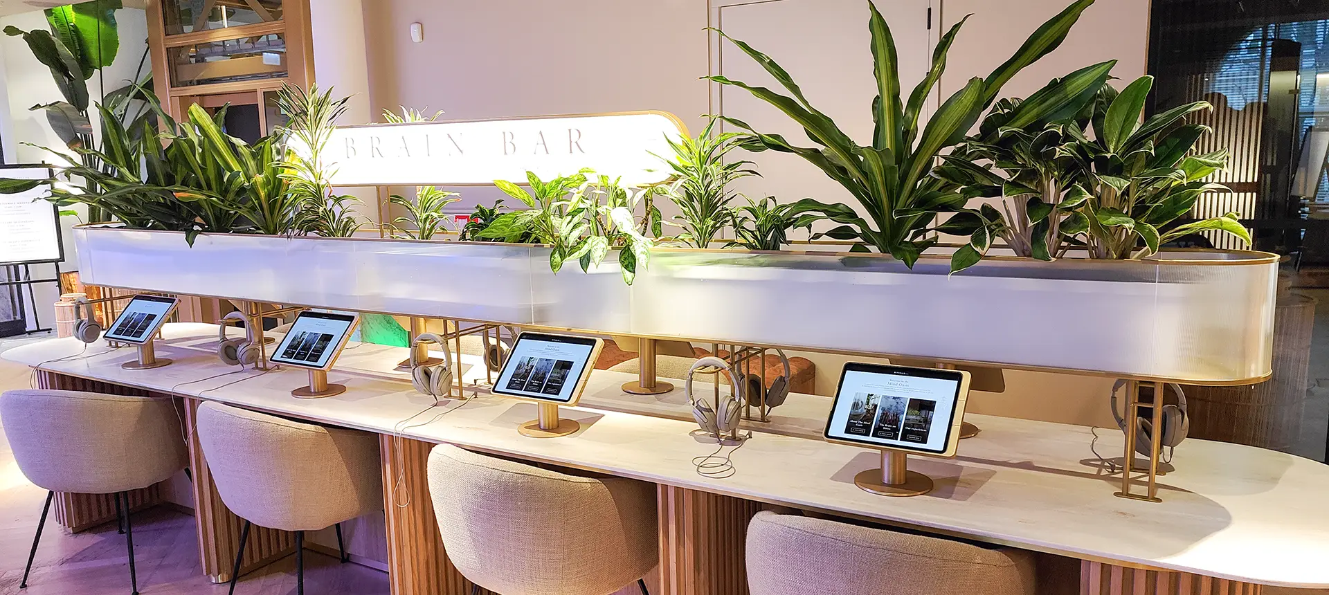 Moderne Spa-Umgebung mit digitaler Terminverwaltung und interaktiven Kundenlösungen, die den digitalen Wandel im Spa veranschaulicht.