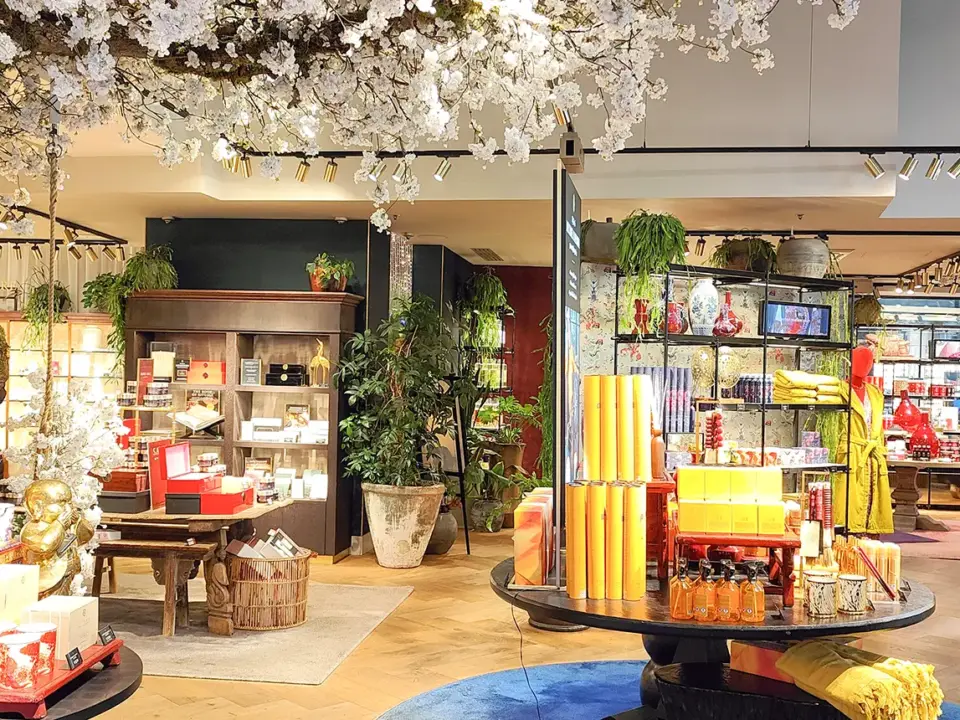 Spa-Atmosphäre mit dezent integrierter Produktpräsentation – der perfekte Spagat zwischen Entspannung und Verkaufschance.